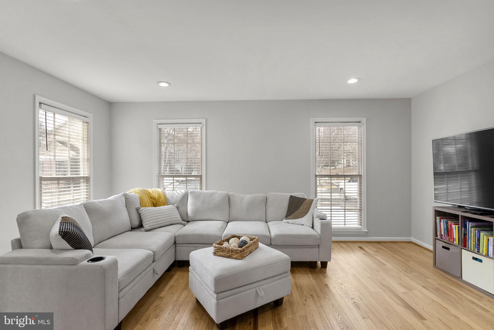 HOLLY POINTE - Residential