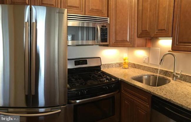 PROMENADE TOWERS - Residential Lease