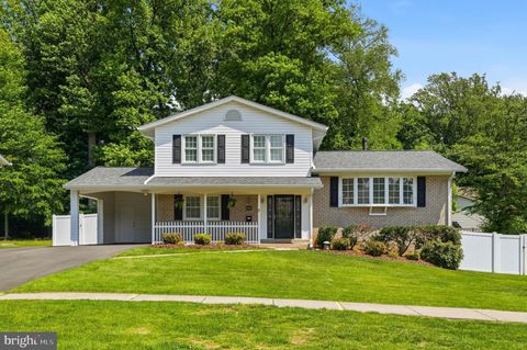 Photo of 5303 Russett Road, ROCKVILLE, MD 20853 (MLS # MDMC2236344)