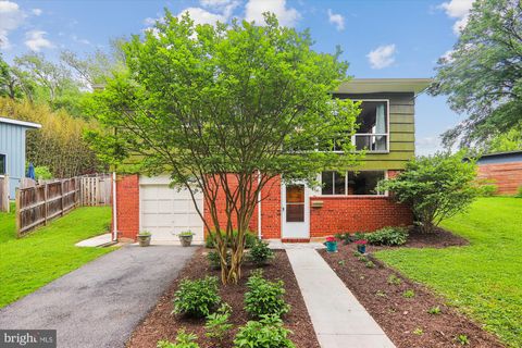 Photo of 3920 Denfeld Court, Kensington, MD 20895 (MLS # MDMC2130026) Photo of 3920 Denfeld Court, Kensington, MD 20895 (MLS # MDMC2130026)