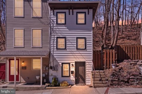 Townhouse For Sale - 164 York Street<br/> LAMBERTVILLE, NJ 08530