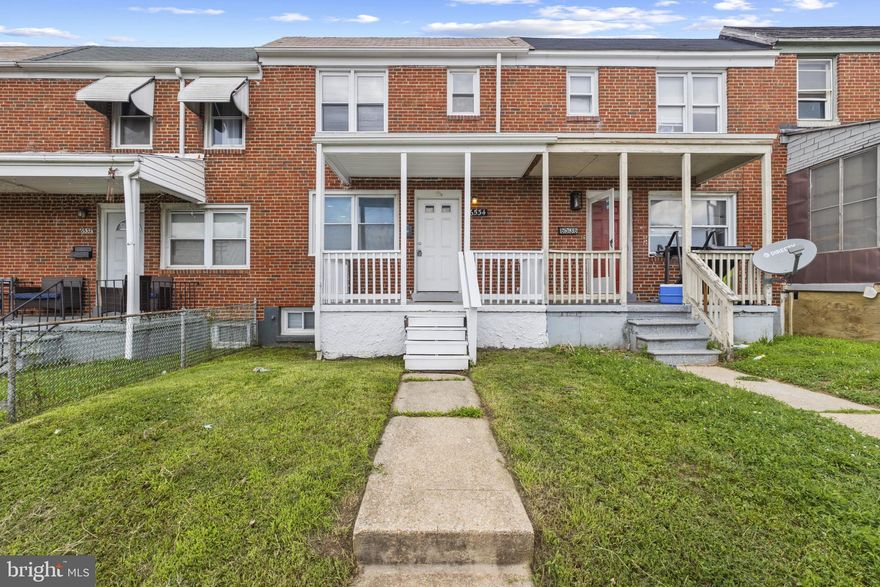 Perfect for a first home time home buyer or savvy investor looking to add to their portfolio. Come see this spacious, move in ready home on quiet street! Open concept main level makes for a great entertaining space. 3 generously sized bedroom on the upper level. Finished bonus room and renovated full bathroom in the lower level makes for a fantastic additional living space! You won't find another home like this under 200k. Set up a showing today! Sold AS IS
-Owner prefers Community Title