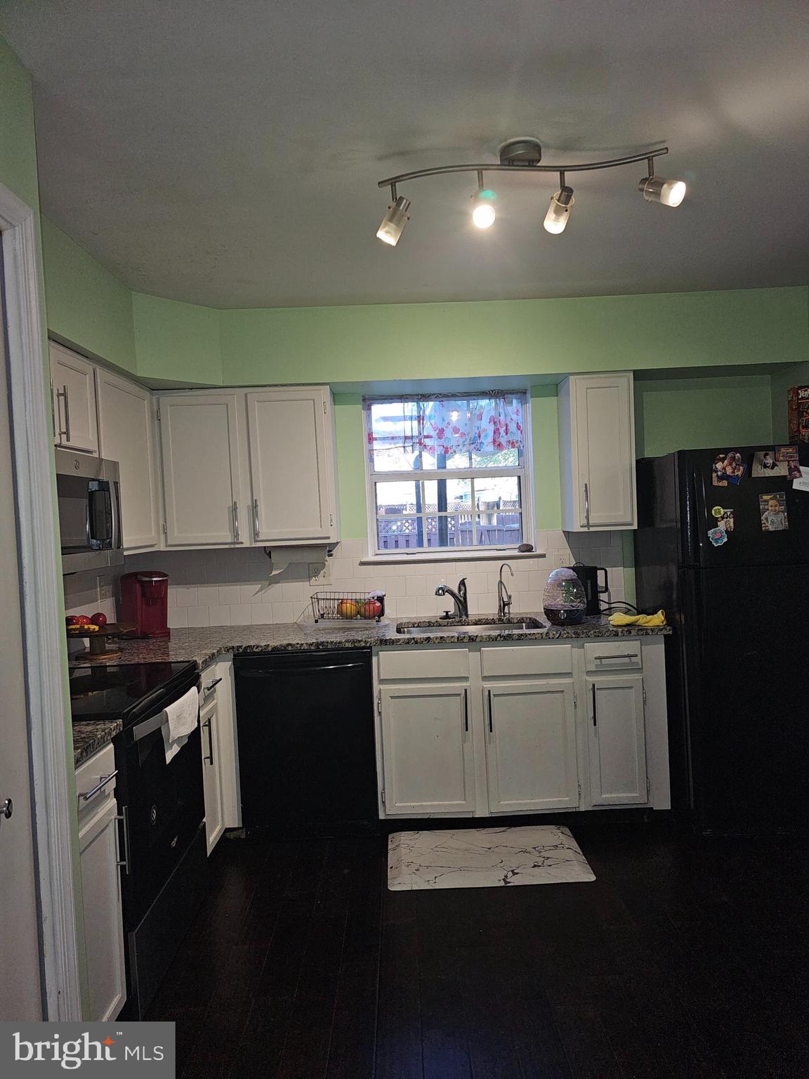 6827 LARKSPUR SQUARE