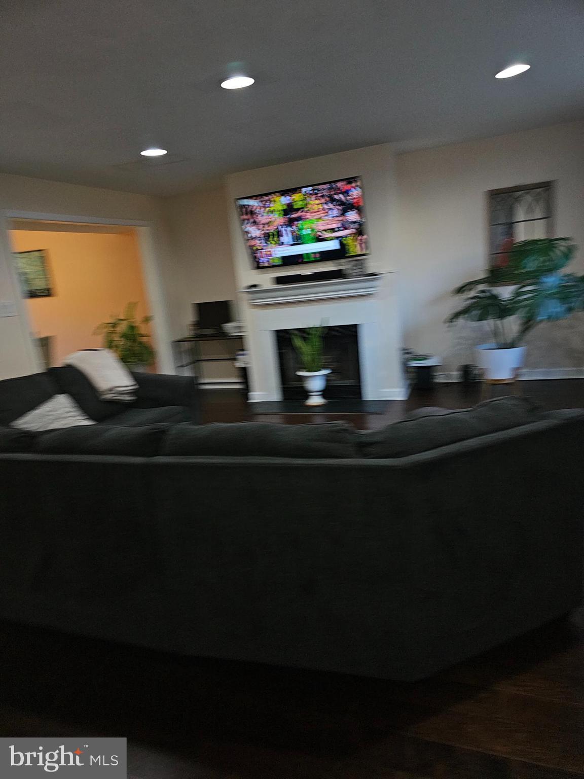 6827 LARKSPUR SQUARE