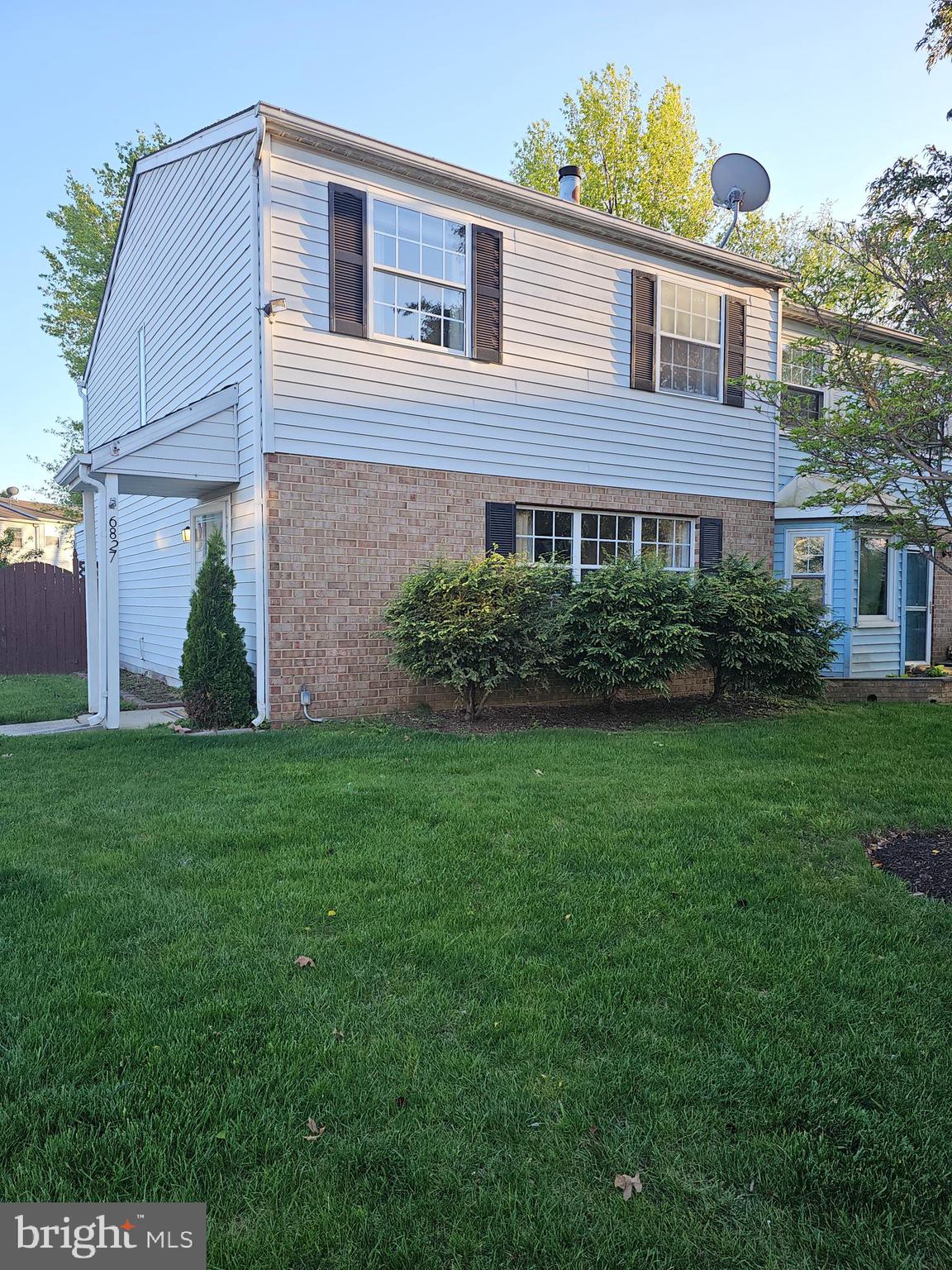AGENTS: ALL OFFERS will be presented on Saturday July 12, 2025, at 5pm. PLEASE leave your business cards at the kitchen counters. CALL LISTING AGENT FOR THE COMBO. Hurry up before is GONE.
OUTSTANDING LOCATION!!! . This is a Gorgeous End-Unit Townhouse, fenced, Excellent condition, Hardwood Floors, 3 bedrooms and 2 full bathrooms and 1 half bathroom. End-Unit all fenced with an adorable back deck and beautiful backyard.