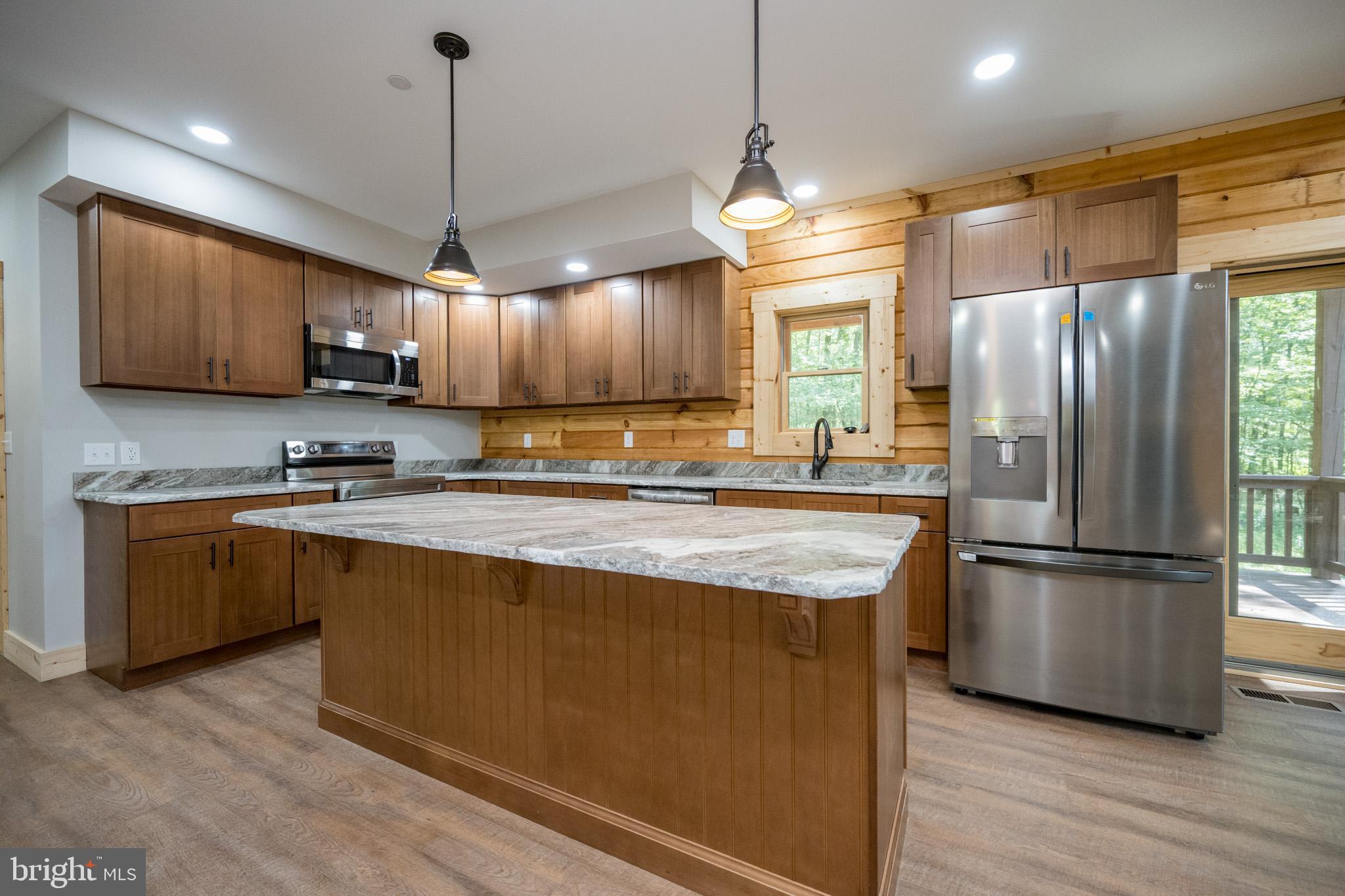 DEEP CREEK ESTATES - Residential