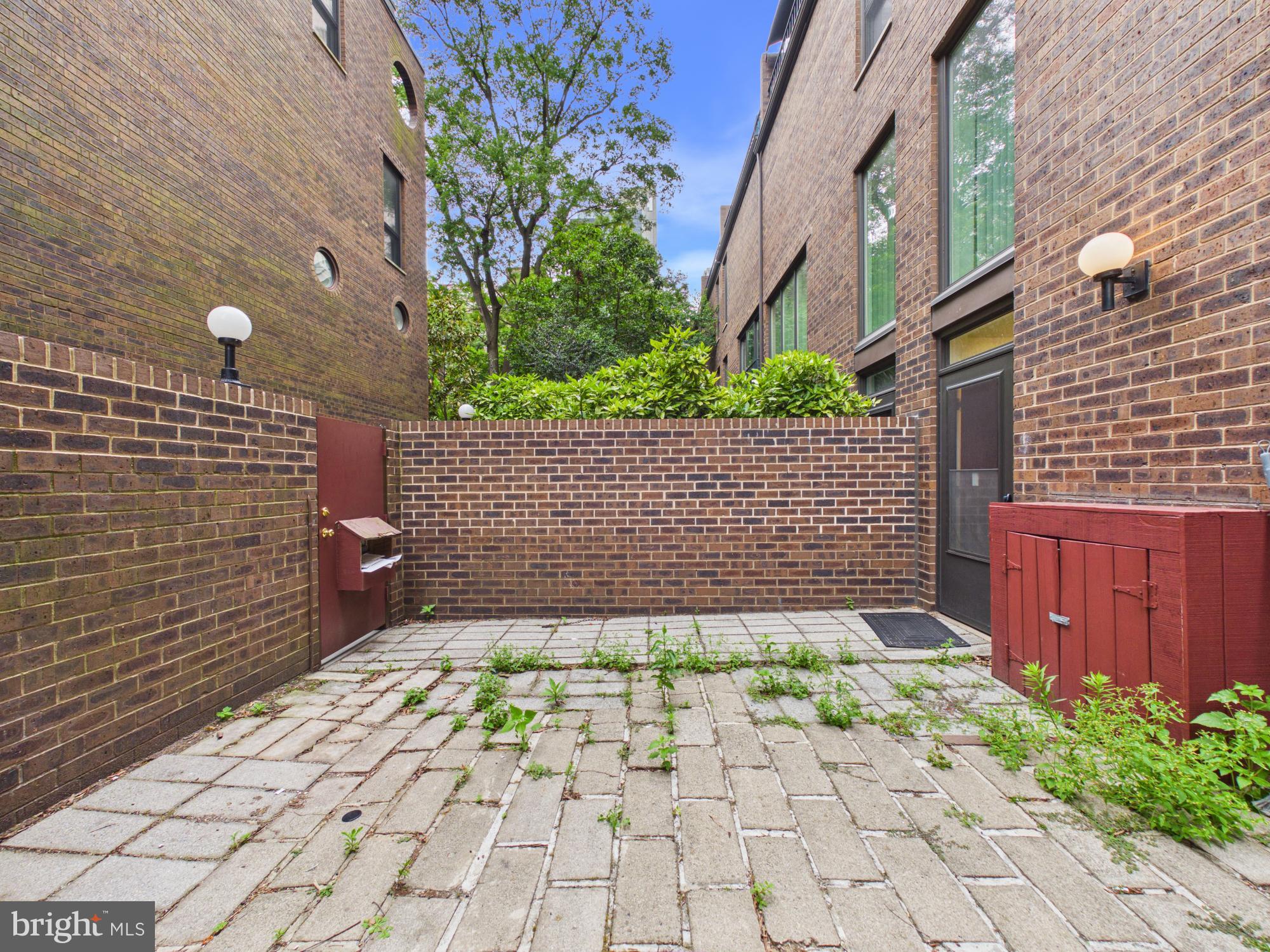 ST JAMES CT 1