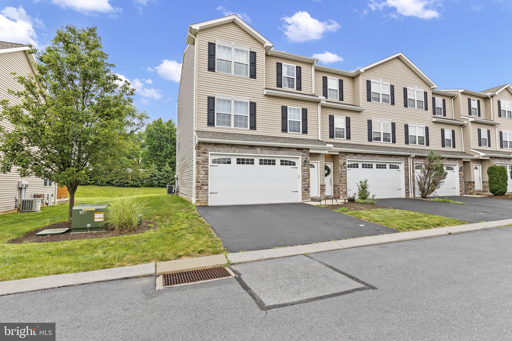 828 SPRING ROCK COURT