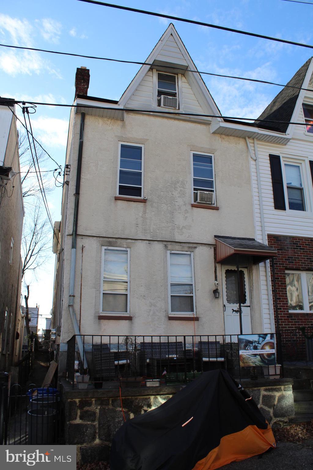 Spacious two bedroom bi-level apartment in Lower Roxborough. Spacious rooms, modern kitchen, laundry in unit, large loft/living room space. Convenient to everything Roxborough/Manayunk has to offer, as well as public transportation, major highways, and regional rail. Available for September rent.