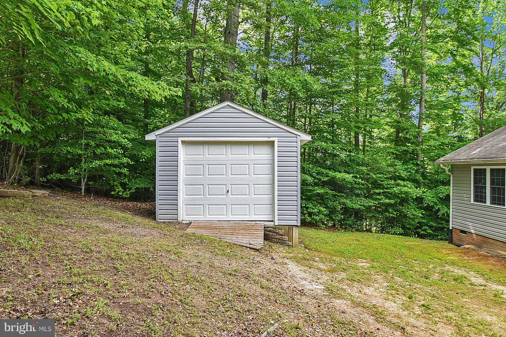 PRESIDENTIAL LAKES - Residential Lease