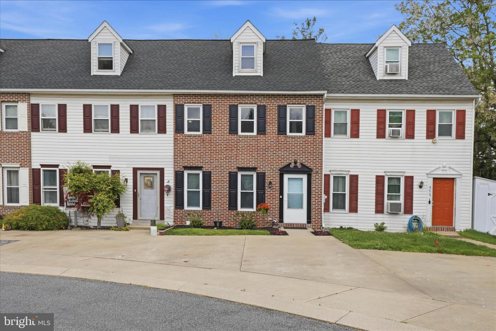 Photo of 279 Heatherwood Drive, EPHRATA, PA 17522 (MLS # PALA2088376)