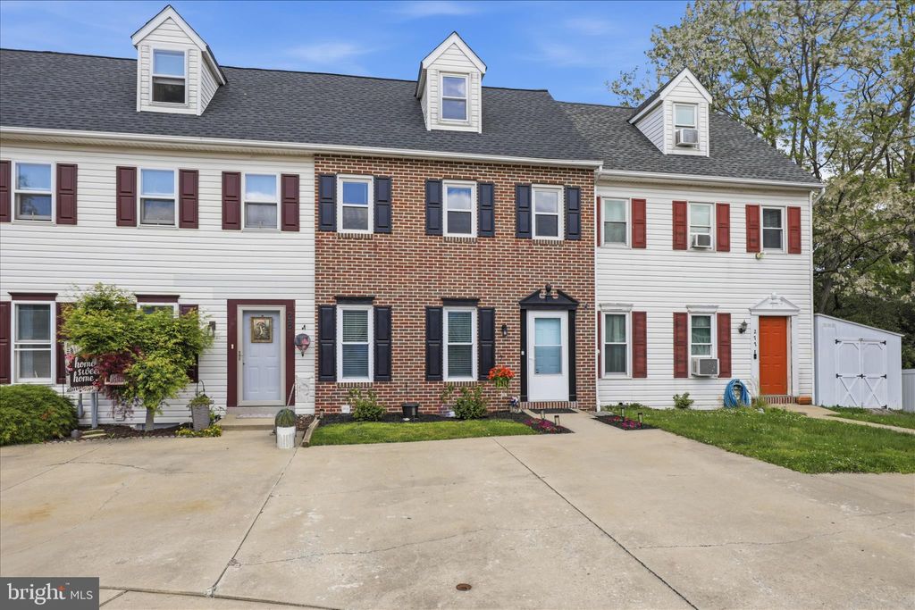 Photo of 279 Heatherwood Drive, EPHRATA, PA 17522 (MLS # PALA2088376)