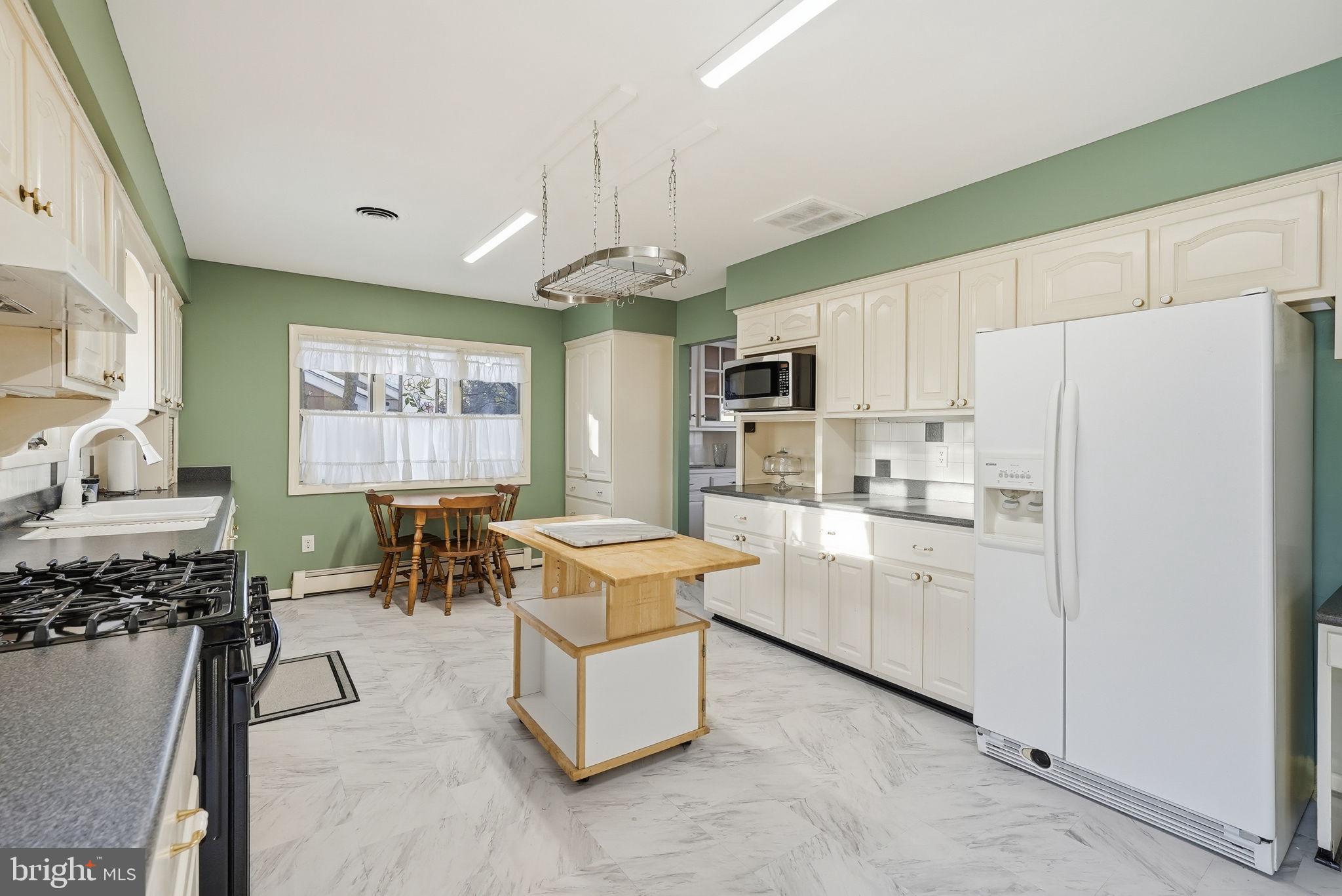 1206 BEECHWOOD DRIVE