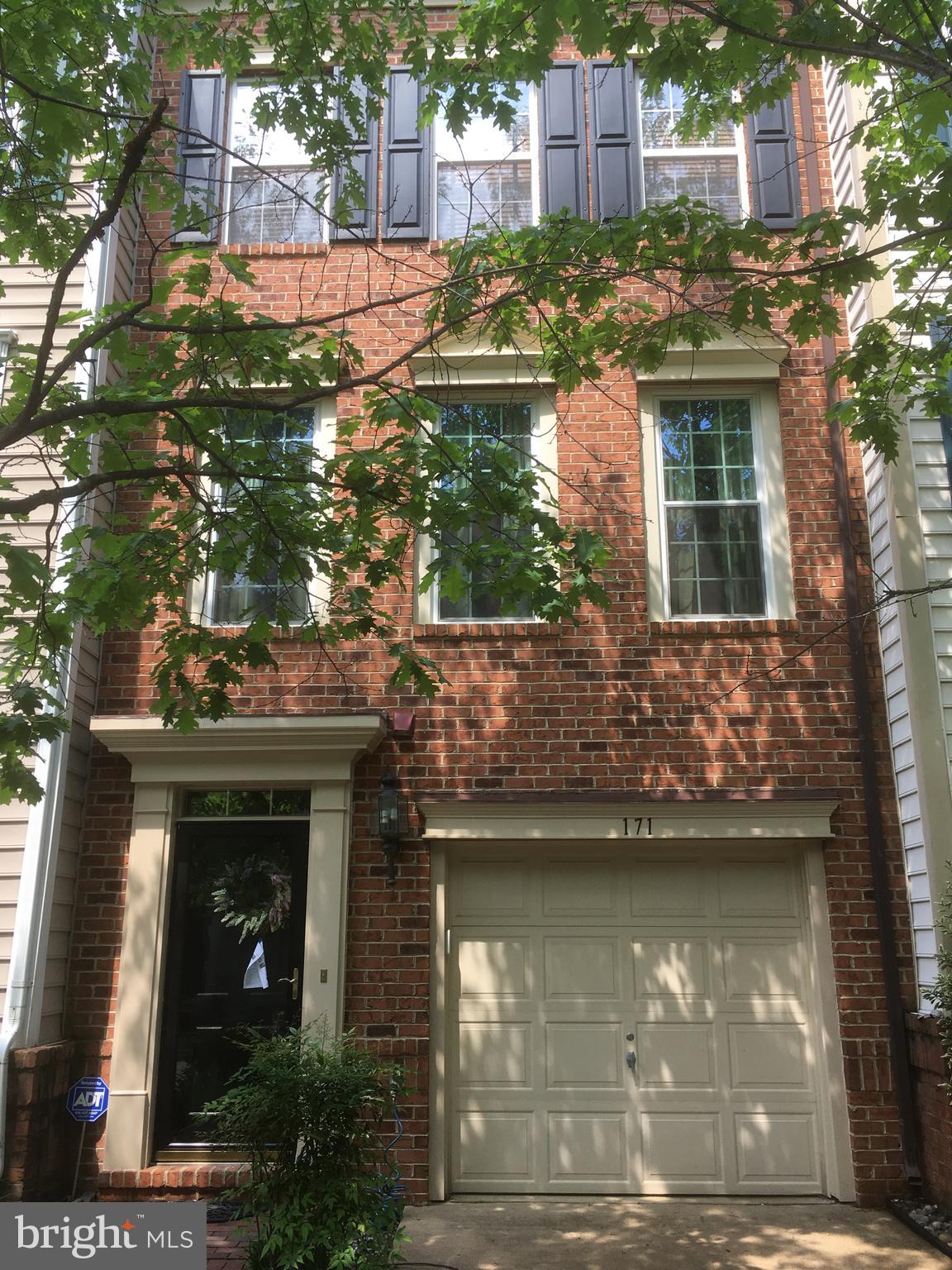 Beautiful 3BR/2.5BA 4-Level Townhome in Sought-After Cameron Station! This stunning and spacious townhome offers 4 finished levels, including a private top-floor primary suite for your own serene retreat. The main level features an open-concept kitchen and family room with granite countertops, a massive center island, and direct access to a sun-drenched deck—perfect for everyday living and entertaining. The light-filled living area creates a warm and inviting atmosphere, while the lower-level recreation room boasts hardwood flooring and opens to a private fenced patio—ideal for outdoor gatherings. Enjoy the convenience of an attached 1-car garage and driveway.
All located just minutes from the Metro, Old Town Alexandria, and Washington, DC. Cameron Station offers unbeatable community amenities including a swimming pool, fitness center, clubhouse, dog park, and Metro shuttle.
Pets considered on a case-by-case basis. Available for move-in August 12, 2025.