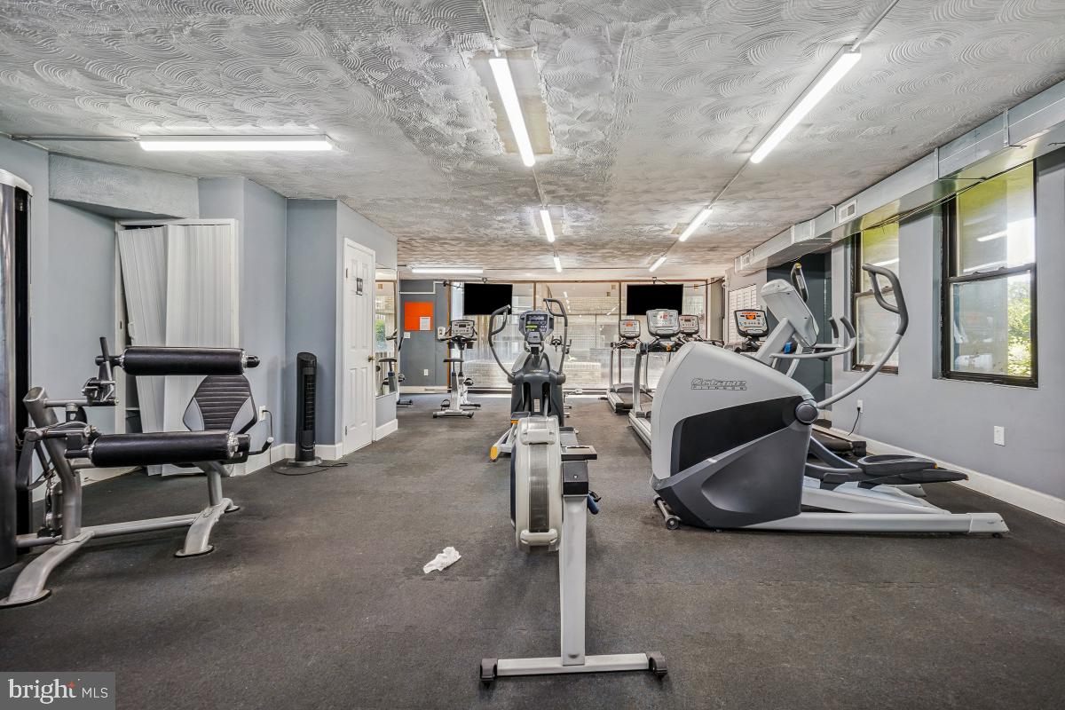 PRESIDENTIAL TOWERS - Residential