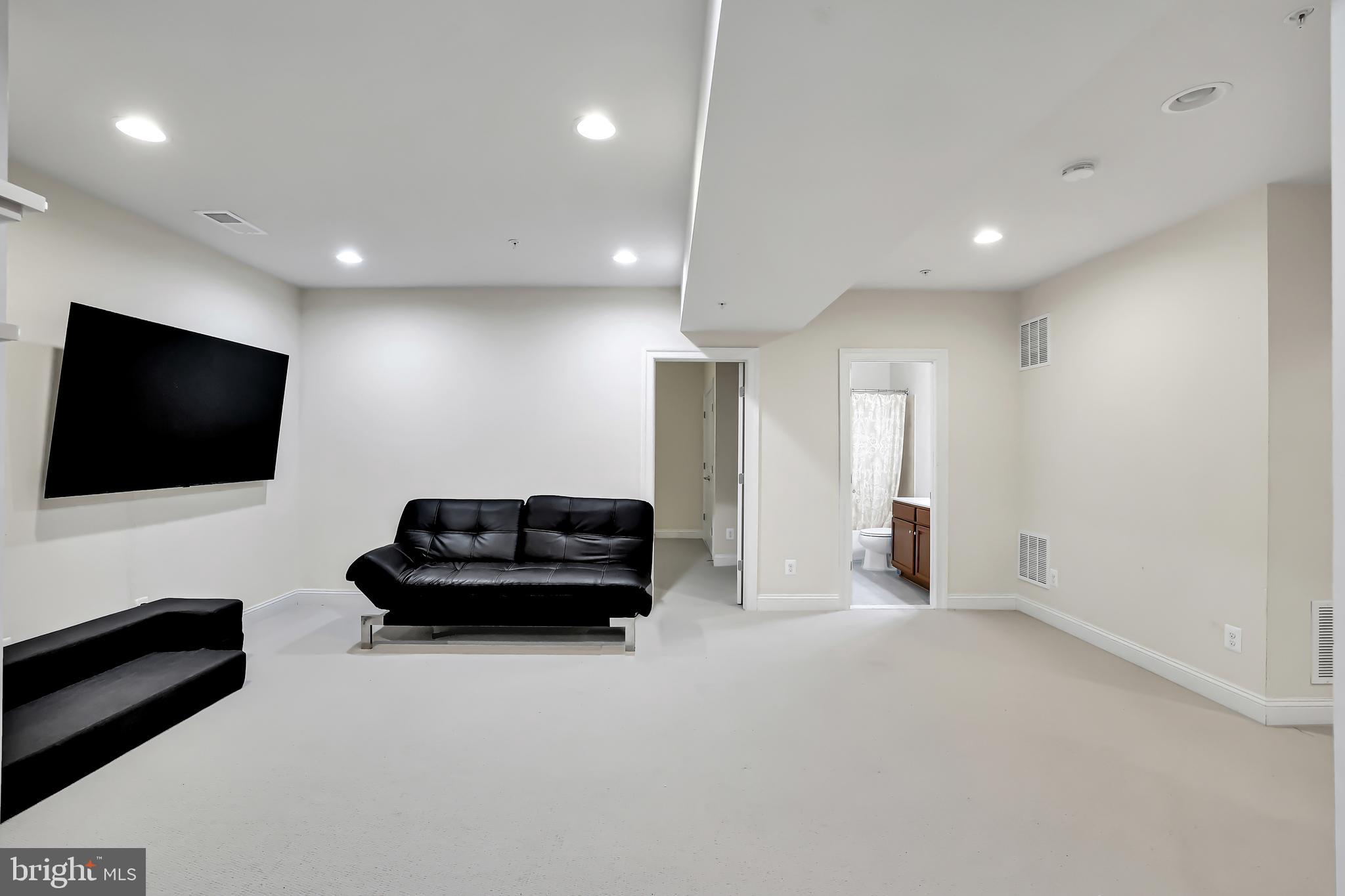 KENSINGTON HEIGHTS - Residential Lease