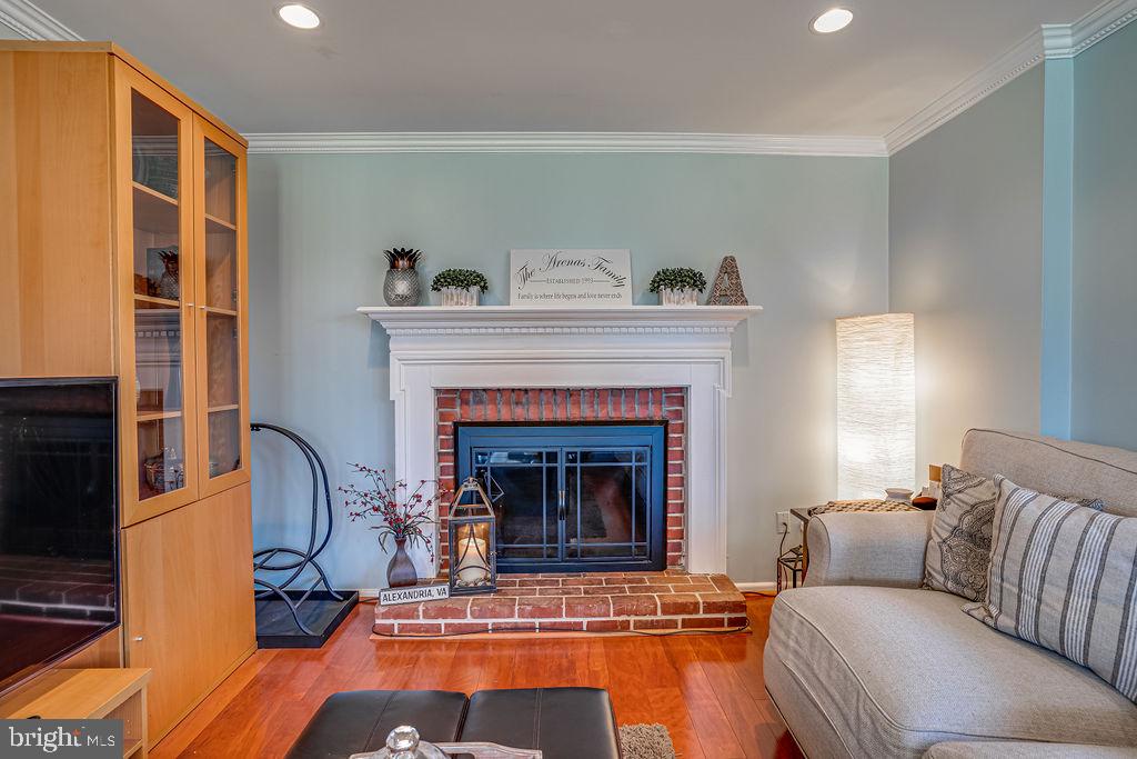 RIVERSIDE ESTATES - Residential Lease