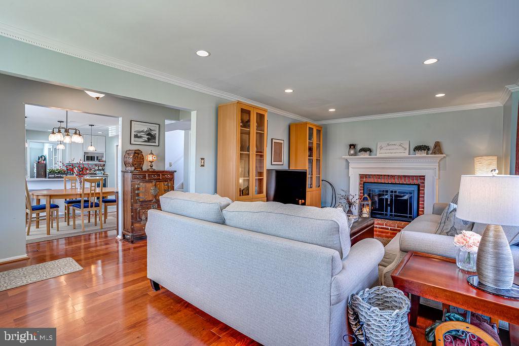 RIVERSIDE ESTATES - Residential Lease