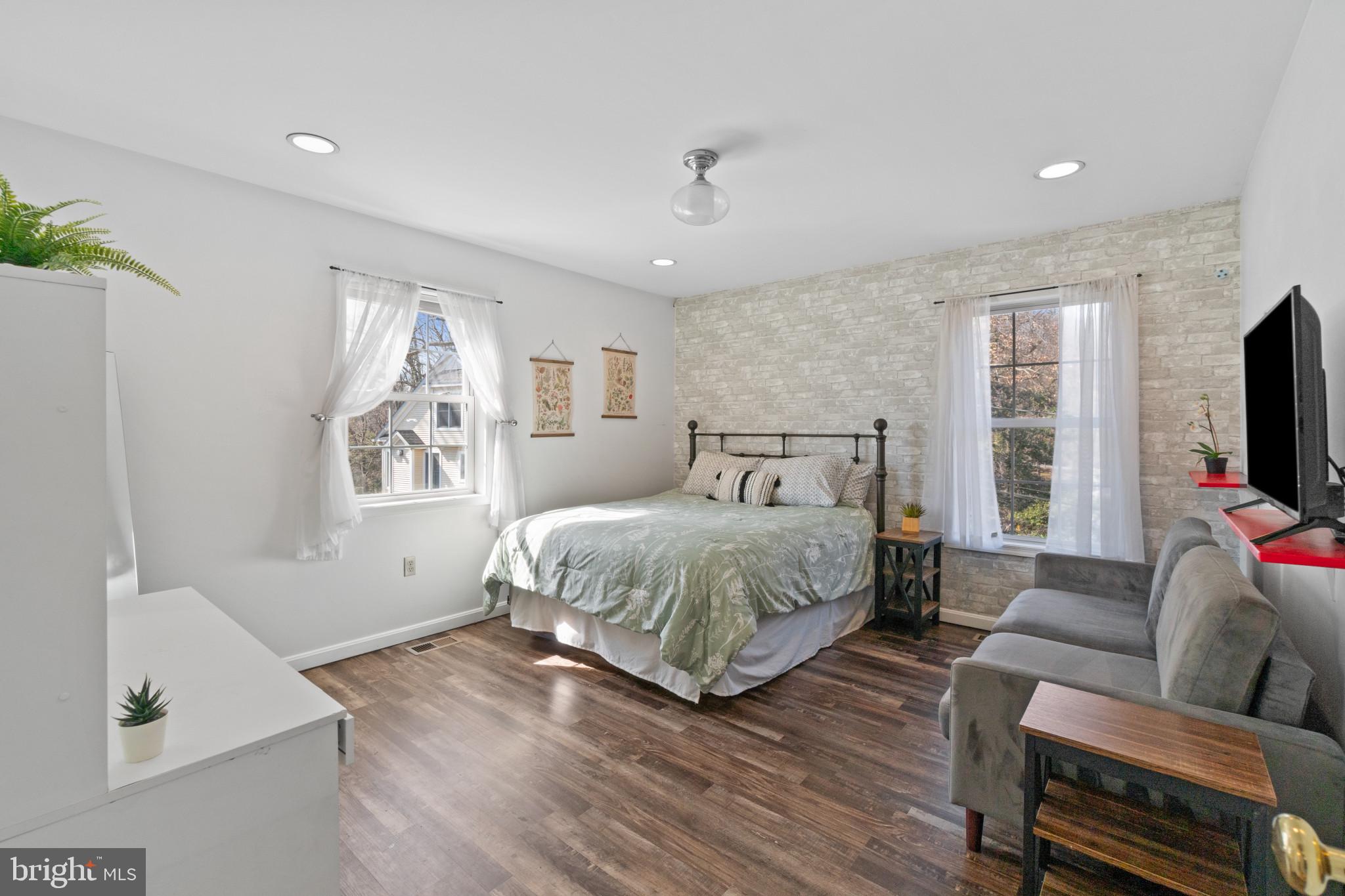 ANNAPOLIS ROADS - Residential