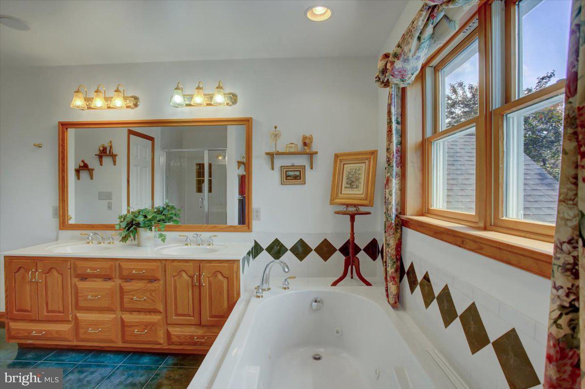 COUNTRY MANOR - Residential