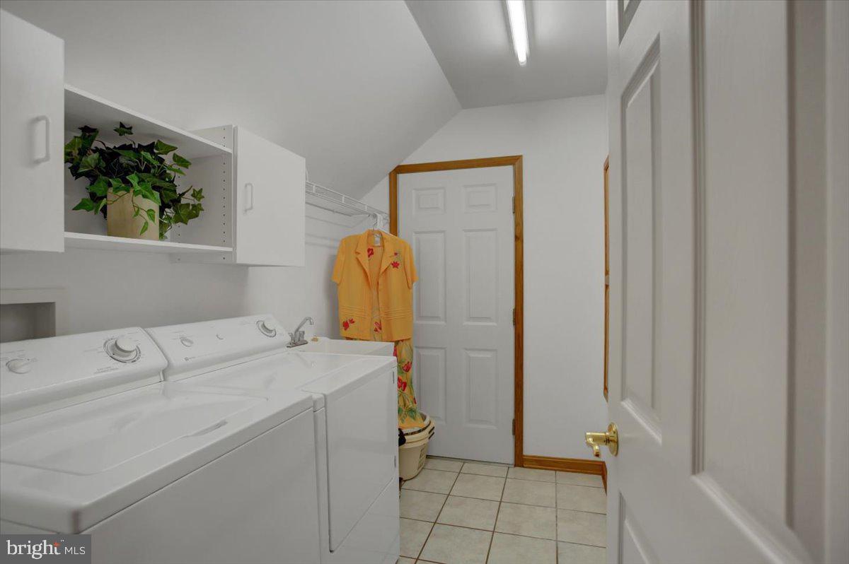 COUNTRY MANOR - Residential