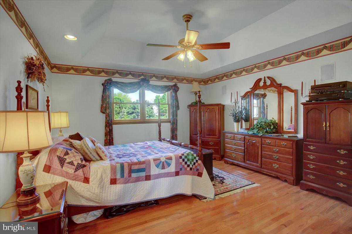 COUNTRY MANOR - Residential