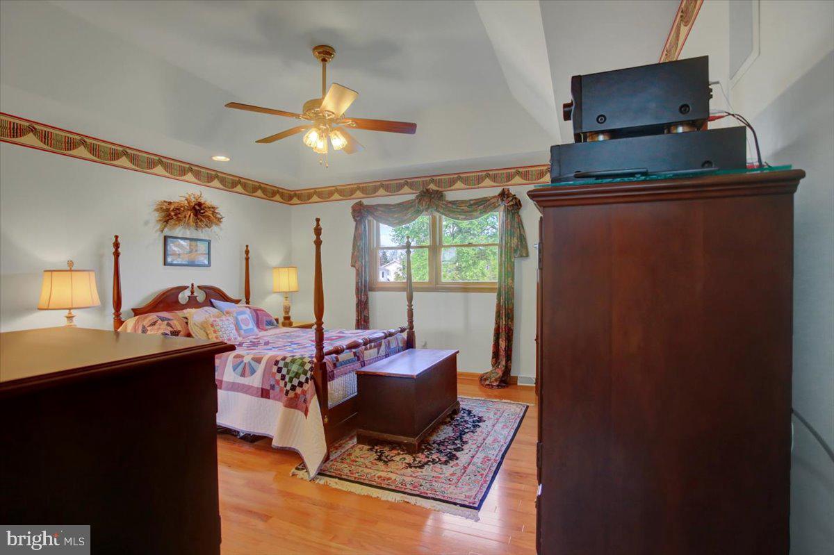 COUNTRY MANOR - Residential