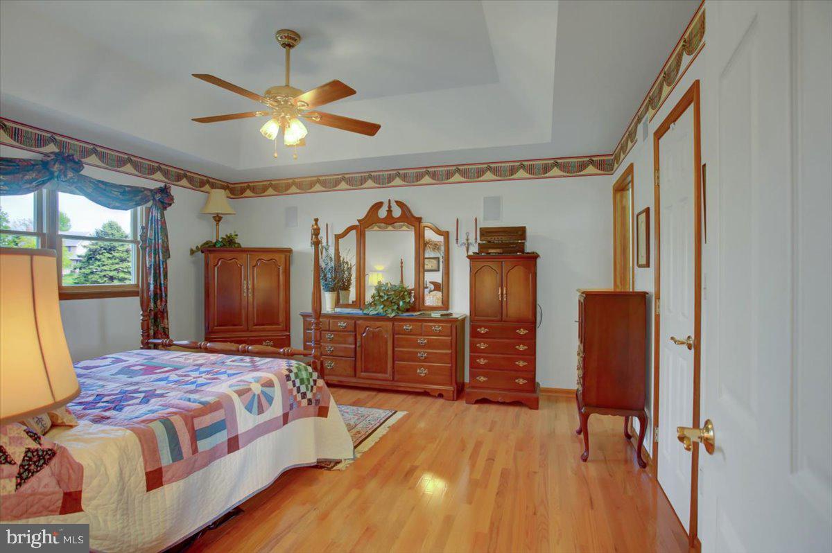 COUNTRY MANOR - Residential