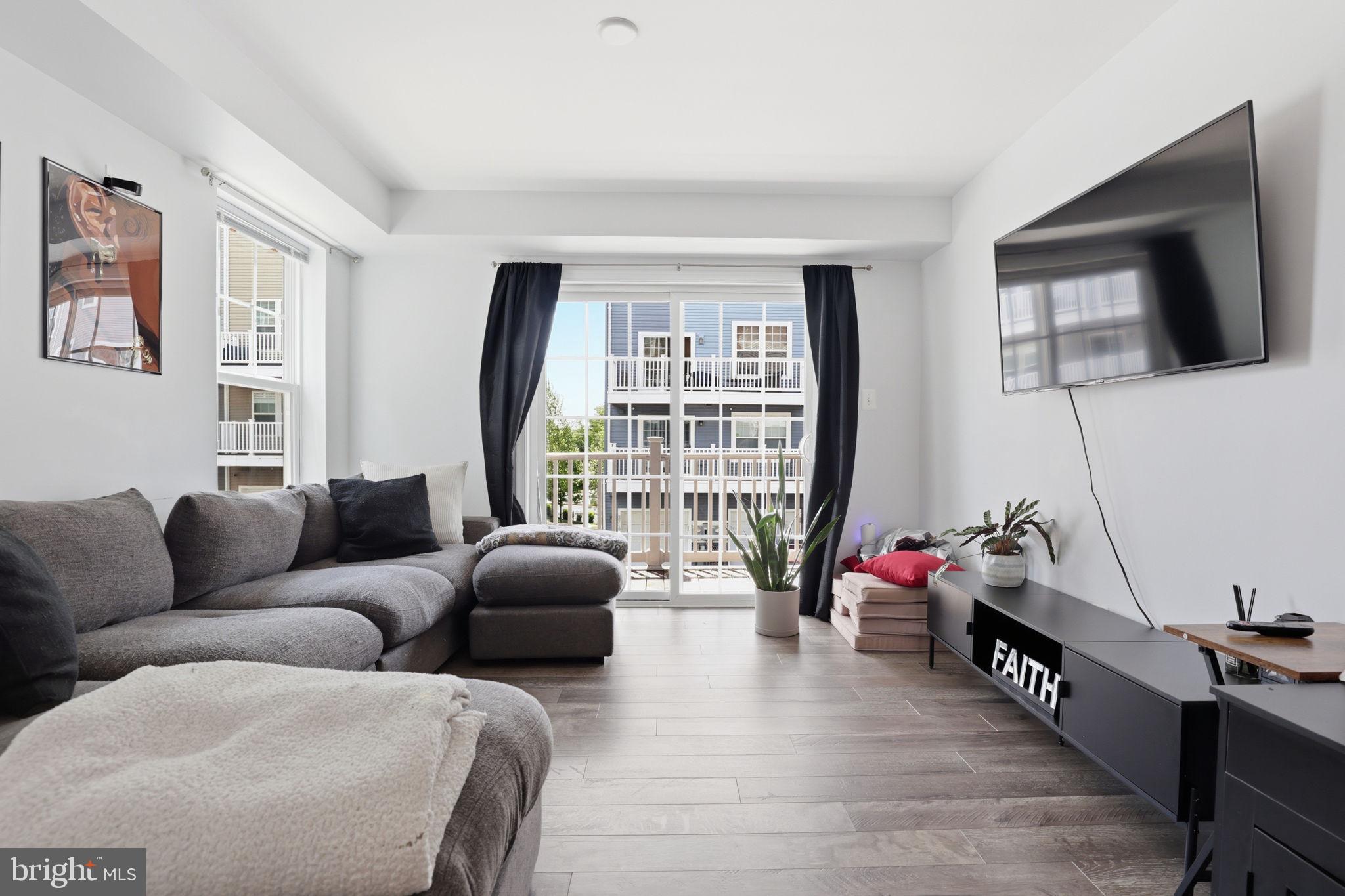 METRO POINTE - Residential