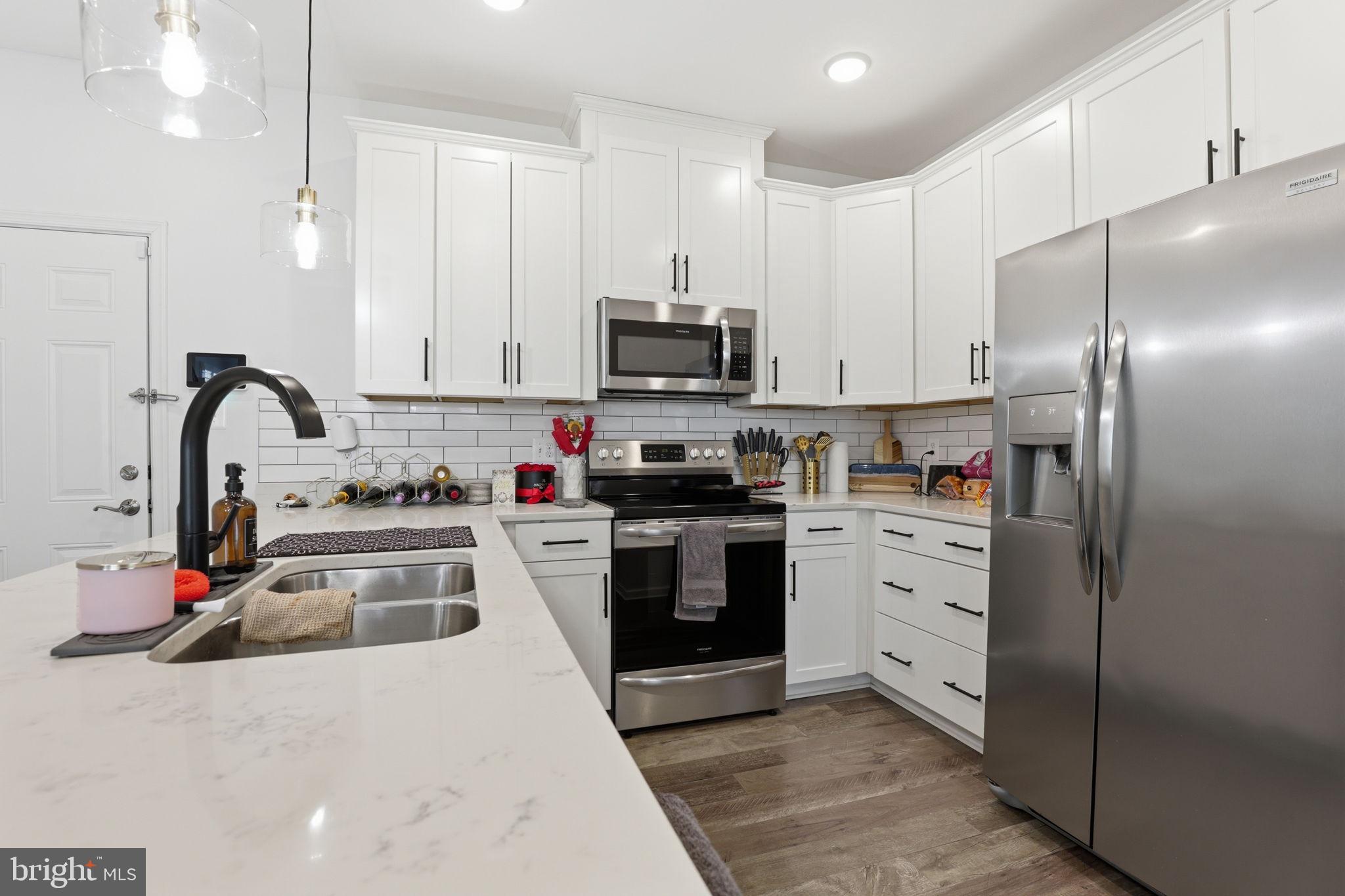 METRO POINTE - Residential
