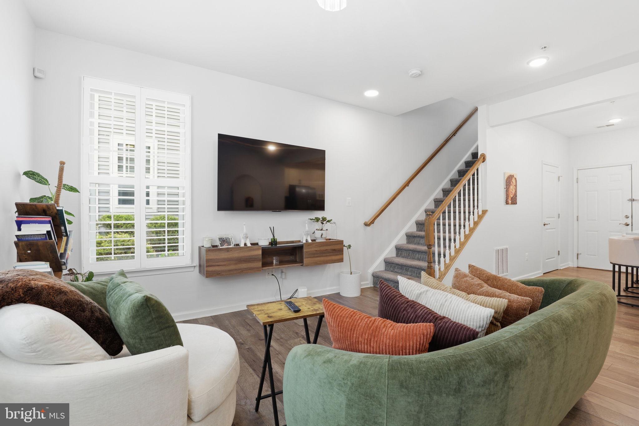 METRO POINTE - Residential