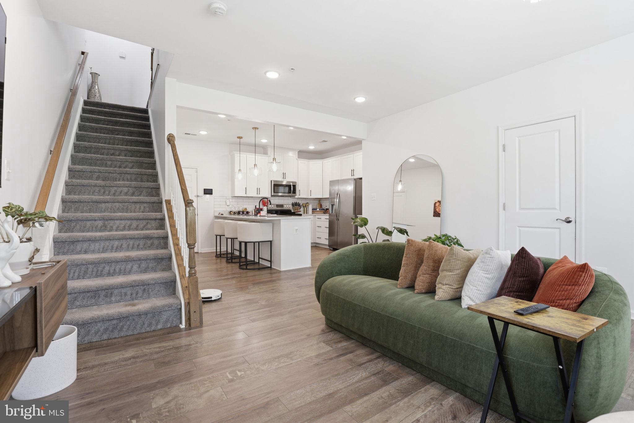METRO POINTE - Residential