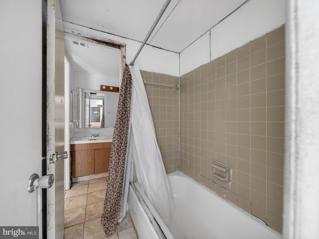 VOM VILLAGE CENTER - Residential