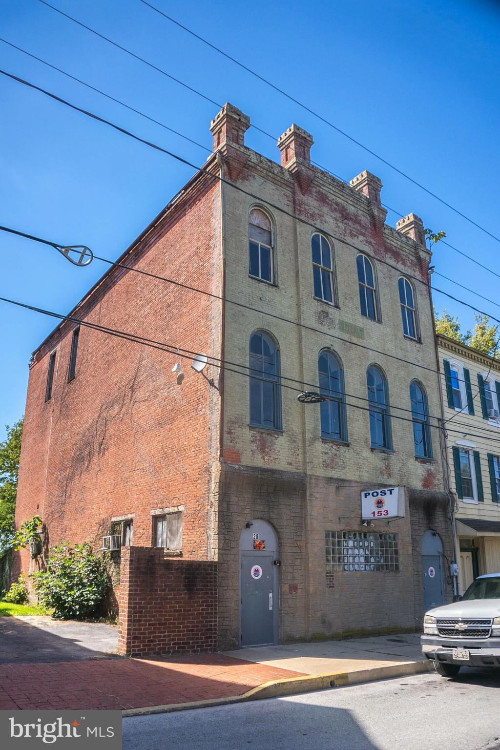 Main image without alt text