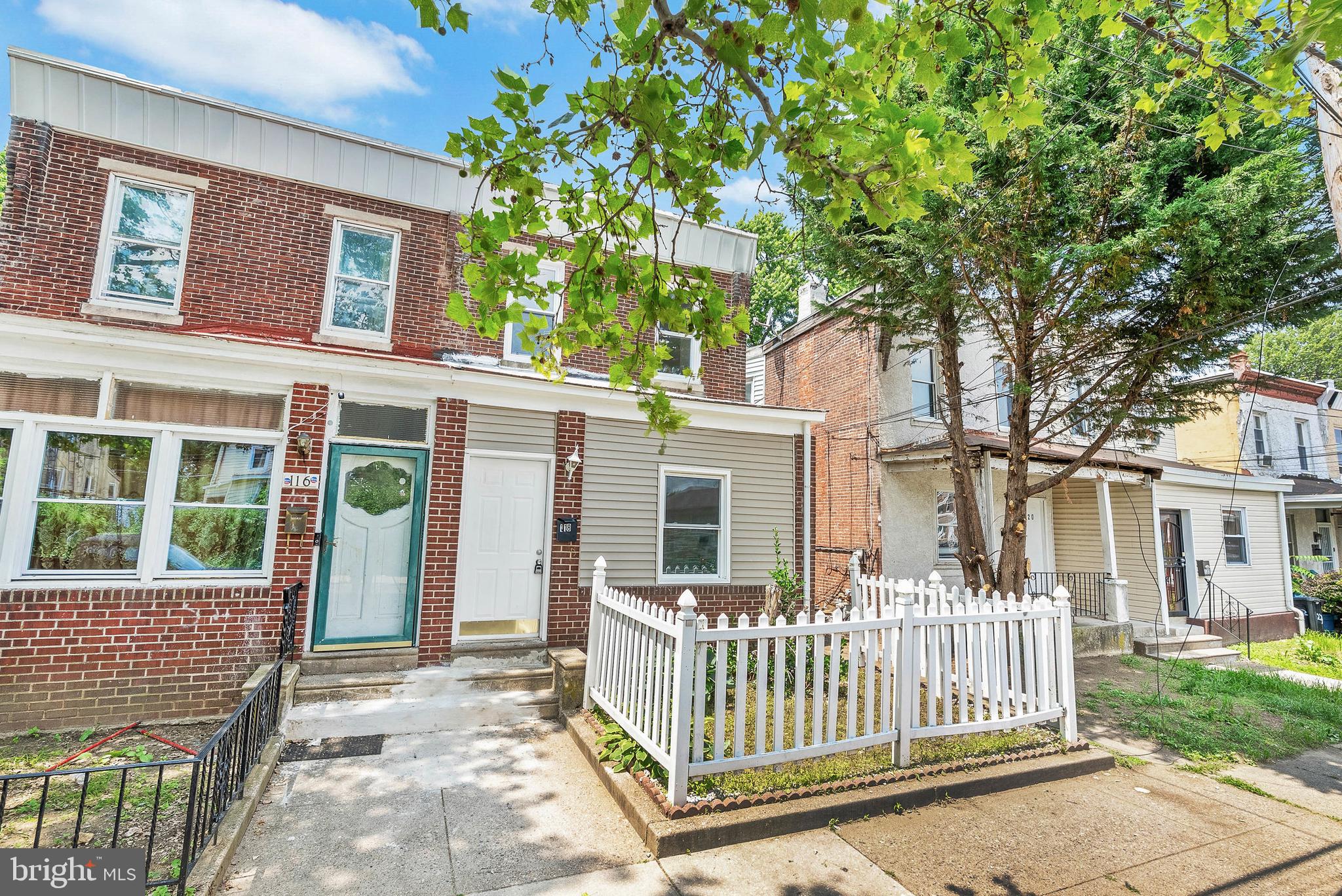 Newly refreshed 3 bedrooms 1.5 baths in great area of Darby. Great for 1st time home buyer or as an investment for the seasoned investors. 3 good size bedrooms with full bath on the 2nd floor. Enclosed front porch area used as foyer/ mudroom, large open living and good size eat in kitchen with 1/2 bath in the rear with access to decent backyard.
Close to Cobbs Creek with easy access into Philly.