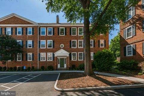 Photo of 3050 S Buchanan Street #B2, ARLINGTON, VA 22206 (MLS # VAAR2073394)