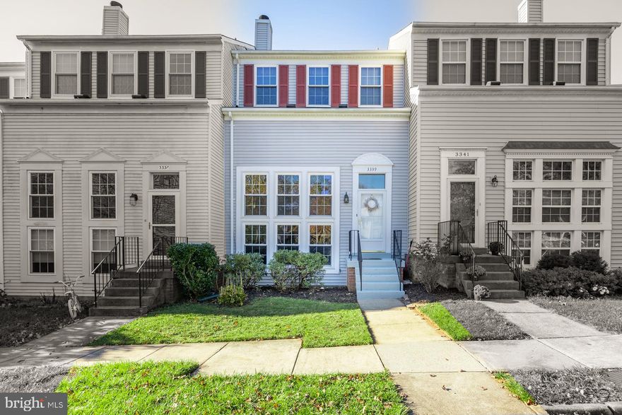 Great 3 BR 2.5 BA in popular Franklin Glen,  Updated kitchen (2015),  ample cabinets /granite counters.  Opens to lovely fenced yard, brick patio.  Living room with many windows for natural sunlight, hardwood floors, fireplace. Master bedroom with walk-in closet on  2nd floor. Top floor with 2 bedrooms +plus office or den area. Close to Fairfax county parkway, rt 28,29,50 , I66 Fair Oaks Mall.