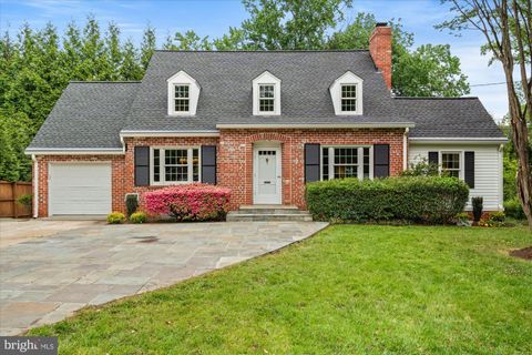 Photo of 5511 Bradley Boulevard, BETHESDA, MD 20814 (MLS # MDMC2230072)