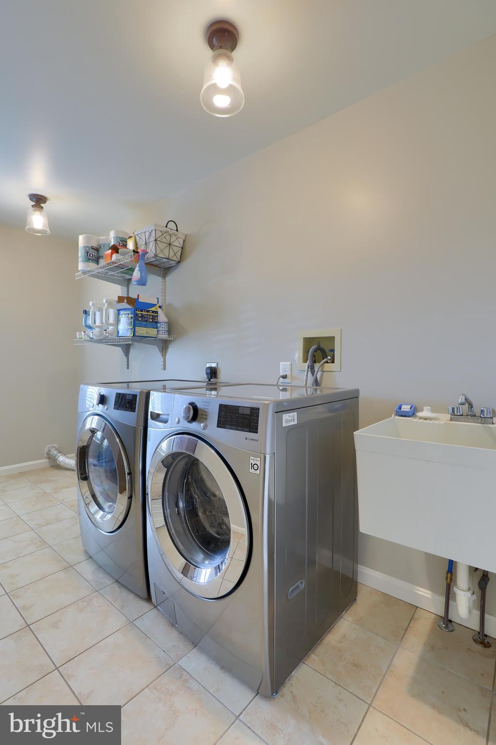 LEOLA WEST - Residential