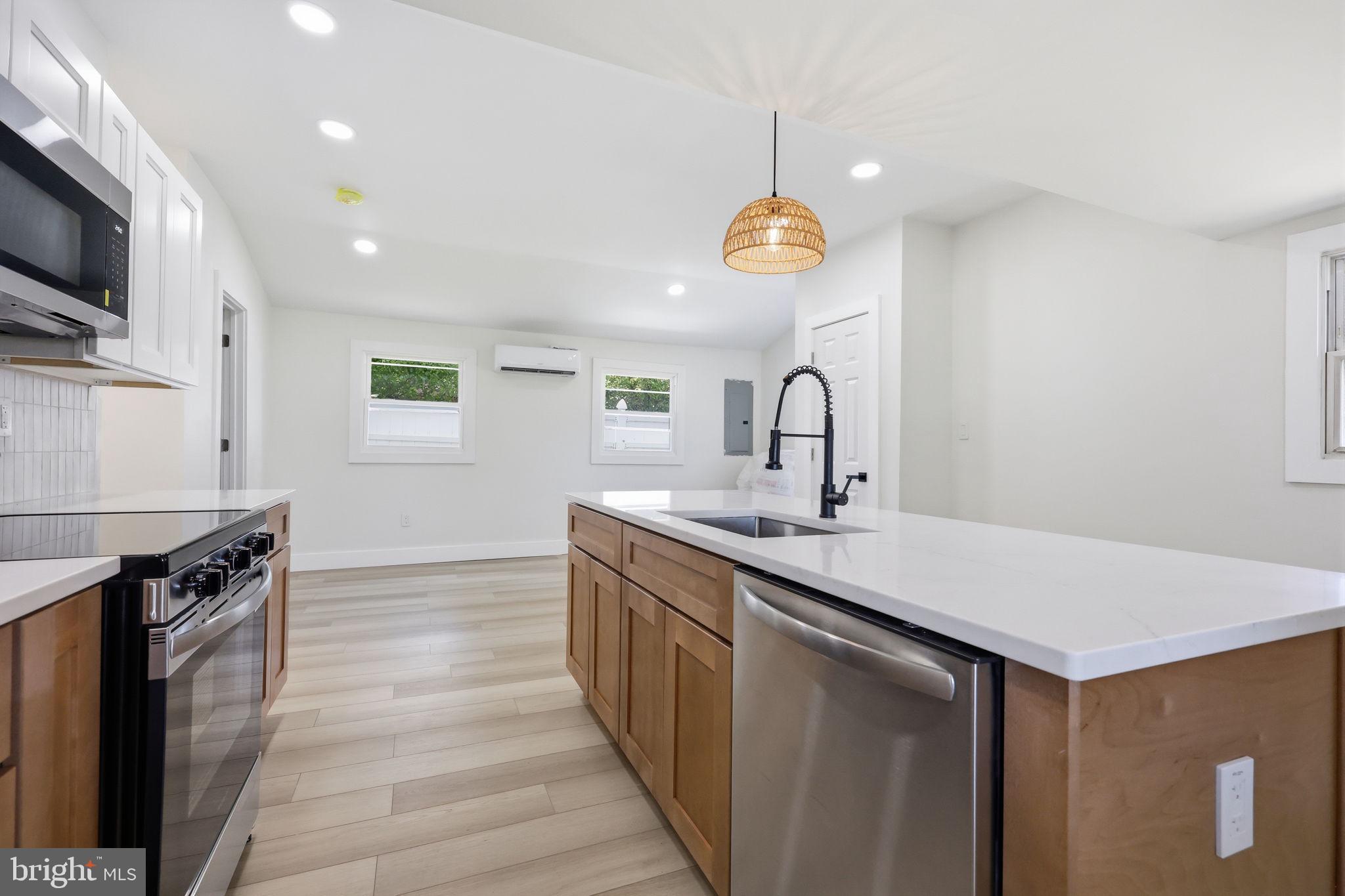 819 CENTER AVENUE