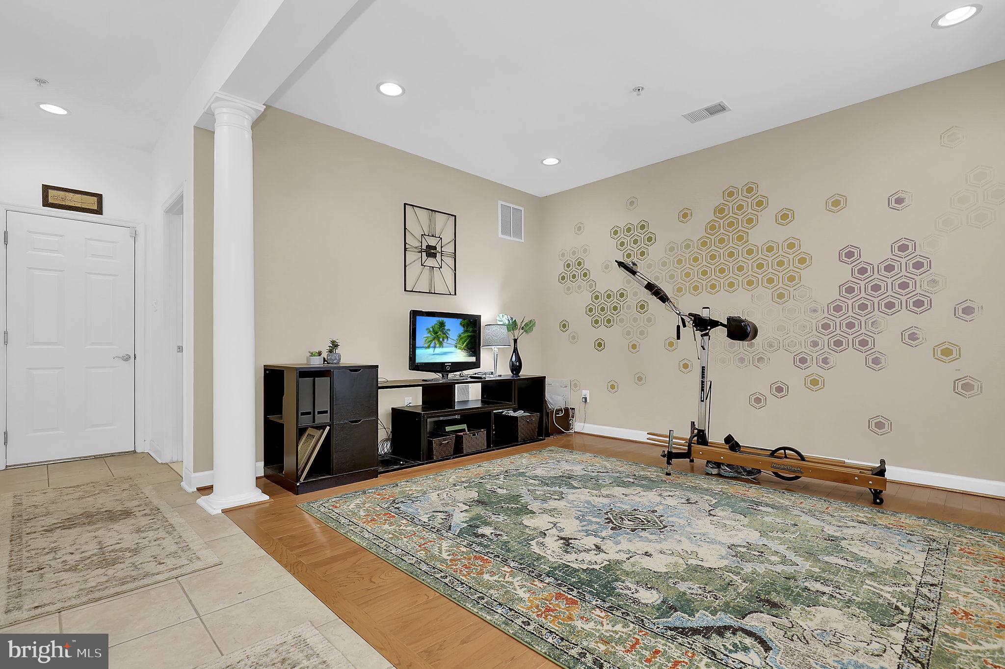 303 GARDEN VIEW SQUARE