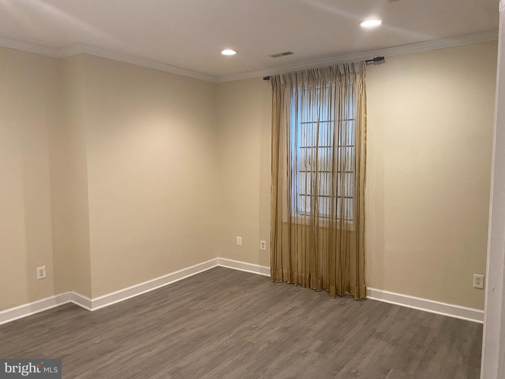 TYSONS EXECUTIVE VILLAGE - Residential Lease