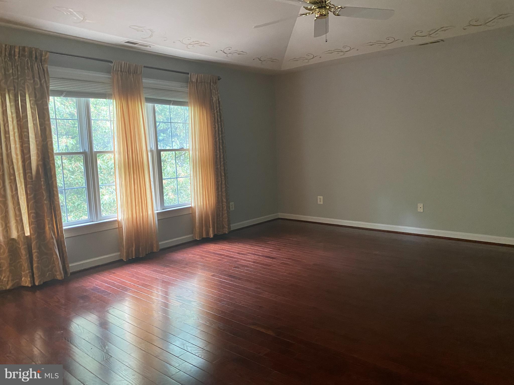 TYSONS EXECUTIVE VILLAGE - Residential Lease