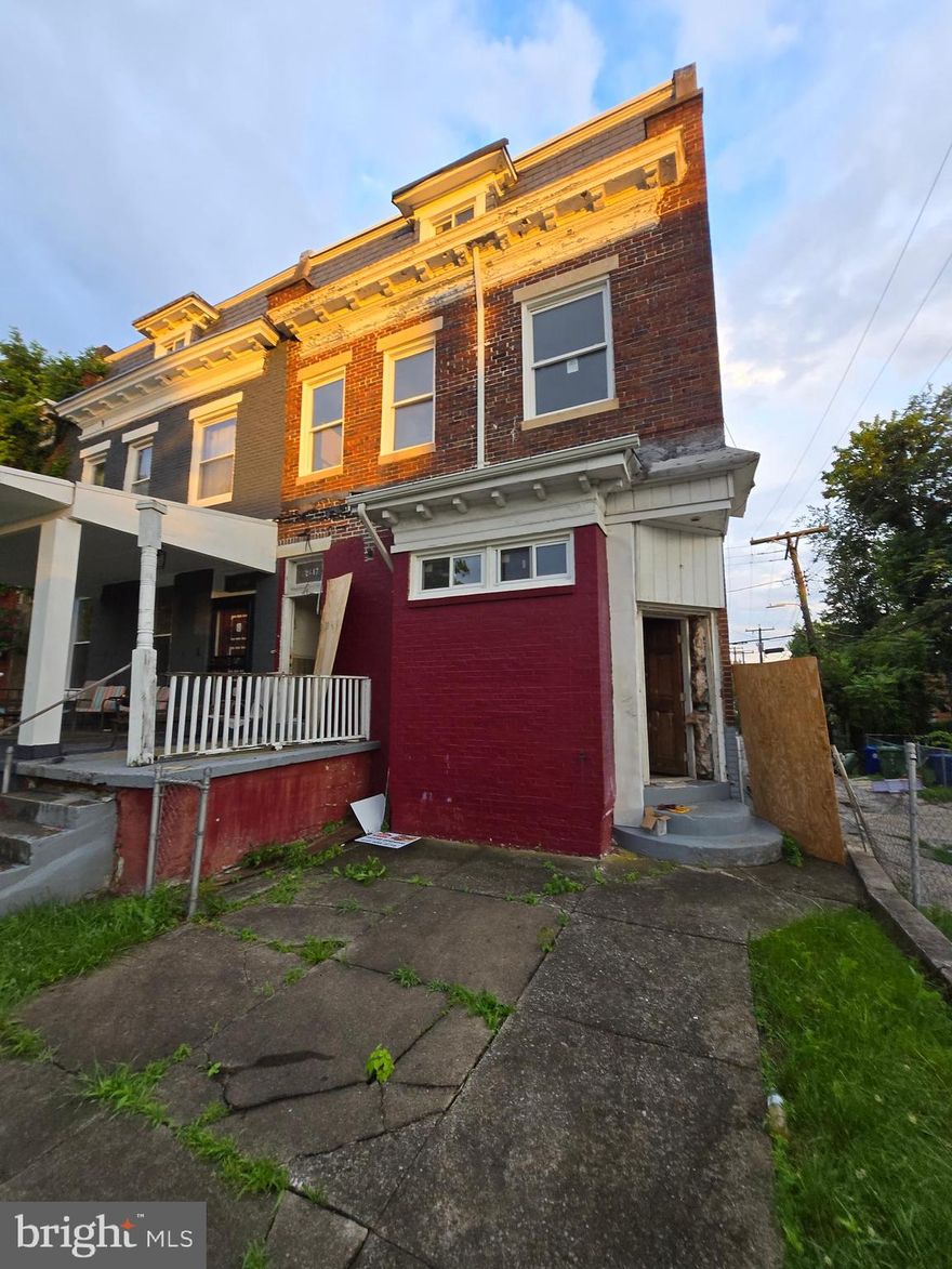 2 UNIT INVESTMENT OPPORTUNITY! Property needs a full rehab. The main floor unit has a layout for a very large 1 bedroom 1 bathroom unit. The upstairs unit which needs less work is a very large 2 bedroom 1 bathroom unit!