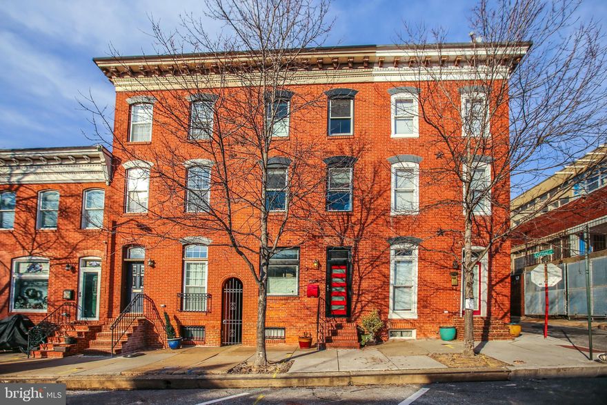 DRASTIC PRICE REDUCTION!!FANTASTIC  BUTCHERS HILL PROPERTY WITH 3 BEDROOM/DEN -  2.5 BATHS  LOCATED ON MUCH DESIRED STREET JUST A BLOCK FROM THE PARK  WITH PARKING !  HIGH CEILINGS, EXPOSED BRICK AND MANY BUILT-INS ADD TO IT'S  CHARACTER .  WOOD FLOORS THROUGH OUT ARE JUST A FEW OF THE MANY AMENITIES THIS HOME HAS TO OFFER. UPDATES INCLUDE NEW WINDOWS, DISHWASHER, STOVE, MICROWAVE, FURNACE, AND GARAGE DOOR.  AN INCREDIBLE  3 TIER ROOF TOP DECK WITH  OUTDOOR KITCHEN AND  MAGNIFICENT VIEWS OF THE WATER AND CITY.GREAT WALKING DISTANCE  TO PATTERSON PARK , CANTON AND FELLS POINT.