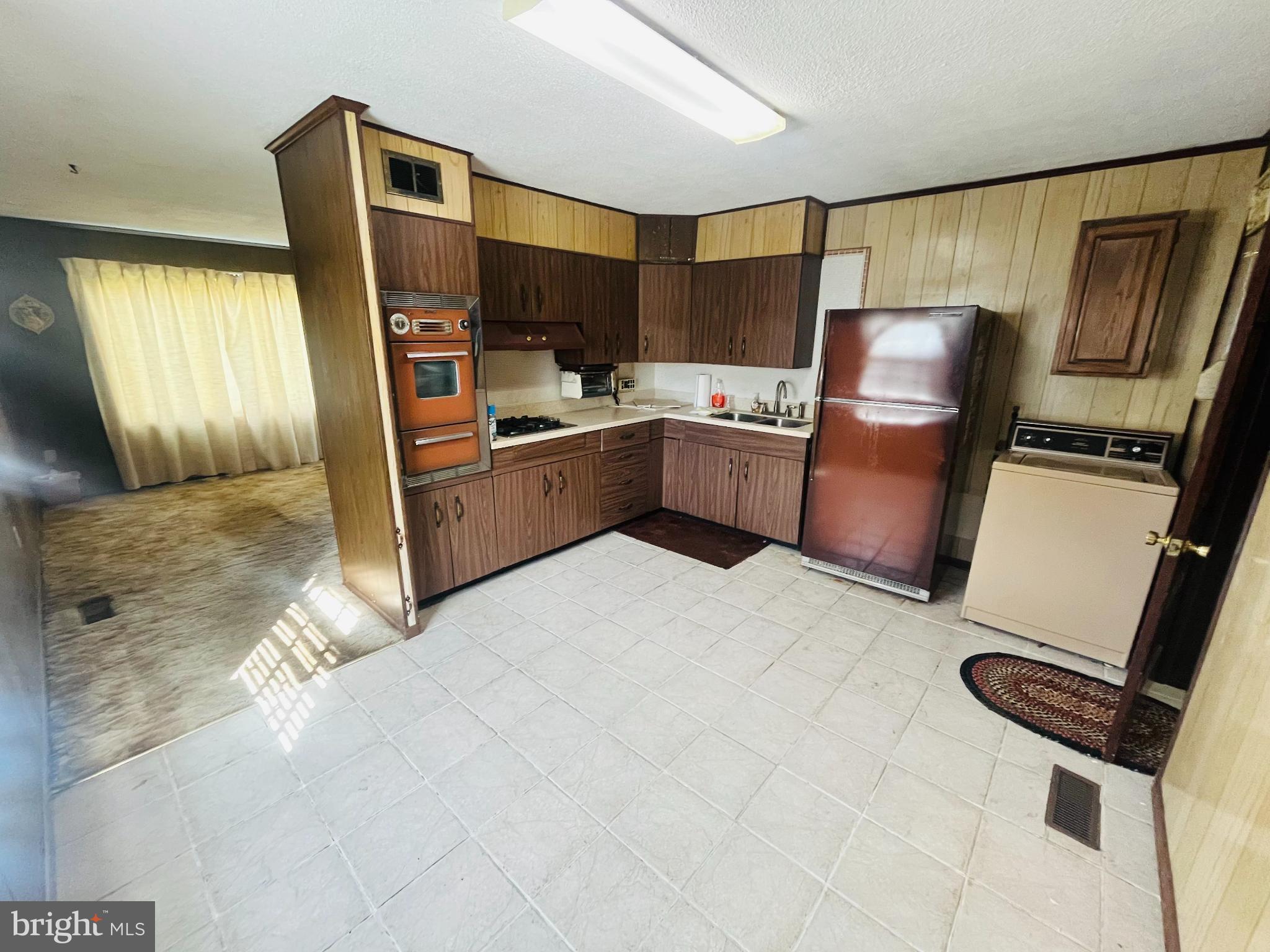 COUNTRY CLUB MANOR - Residential