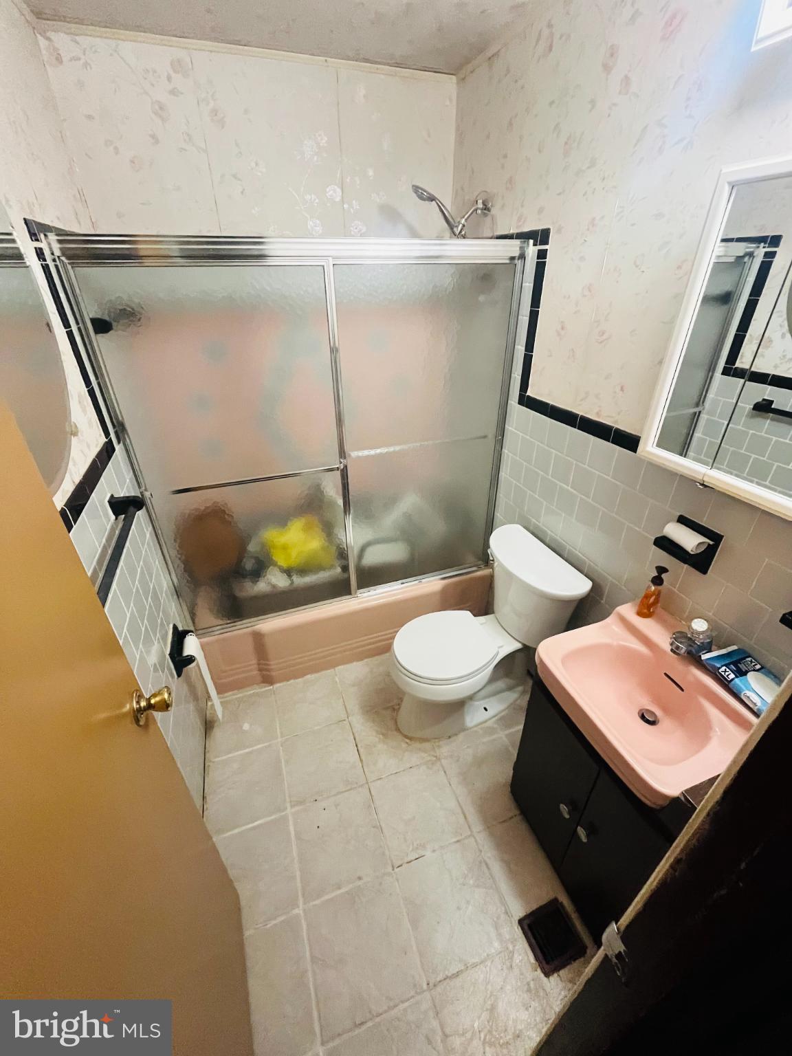 COUNTRY CLUB MANOR - Residential