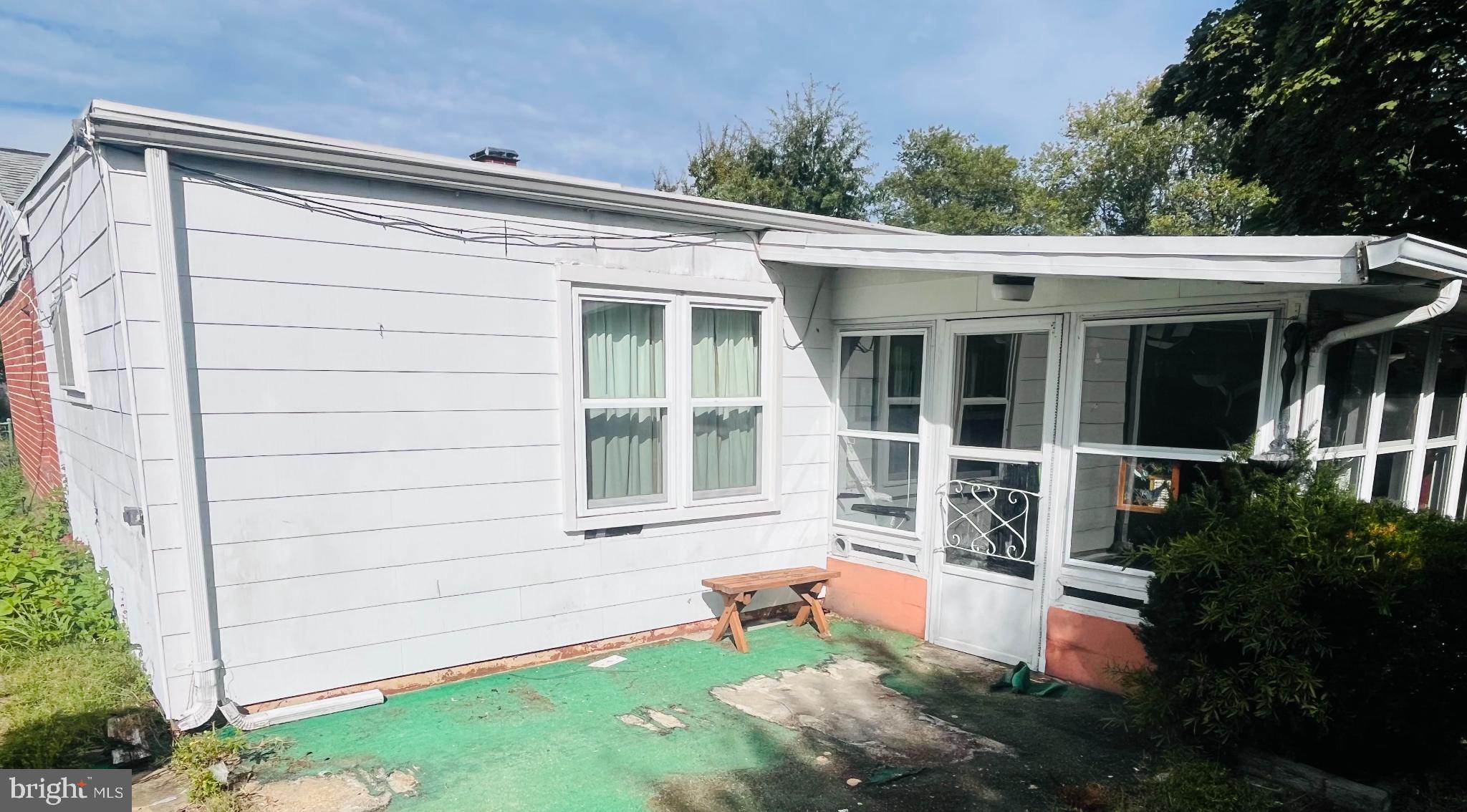 COUNTRY CLUB MANOR - Residential