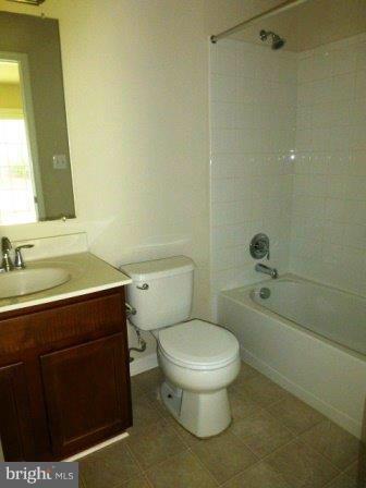 RIVER OAKS-LENNAR CONDOM - Residential
