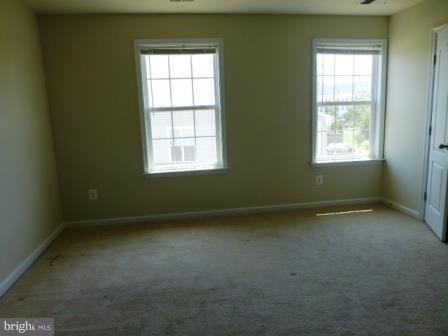 RIVER OAKS-LENNAR CONDOM - Residential